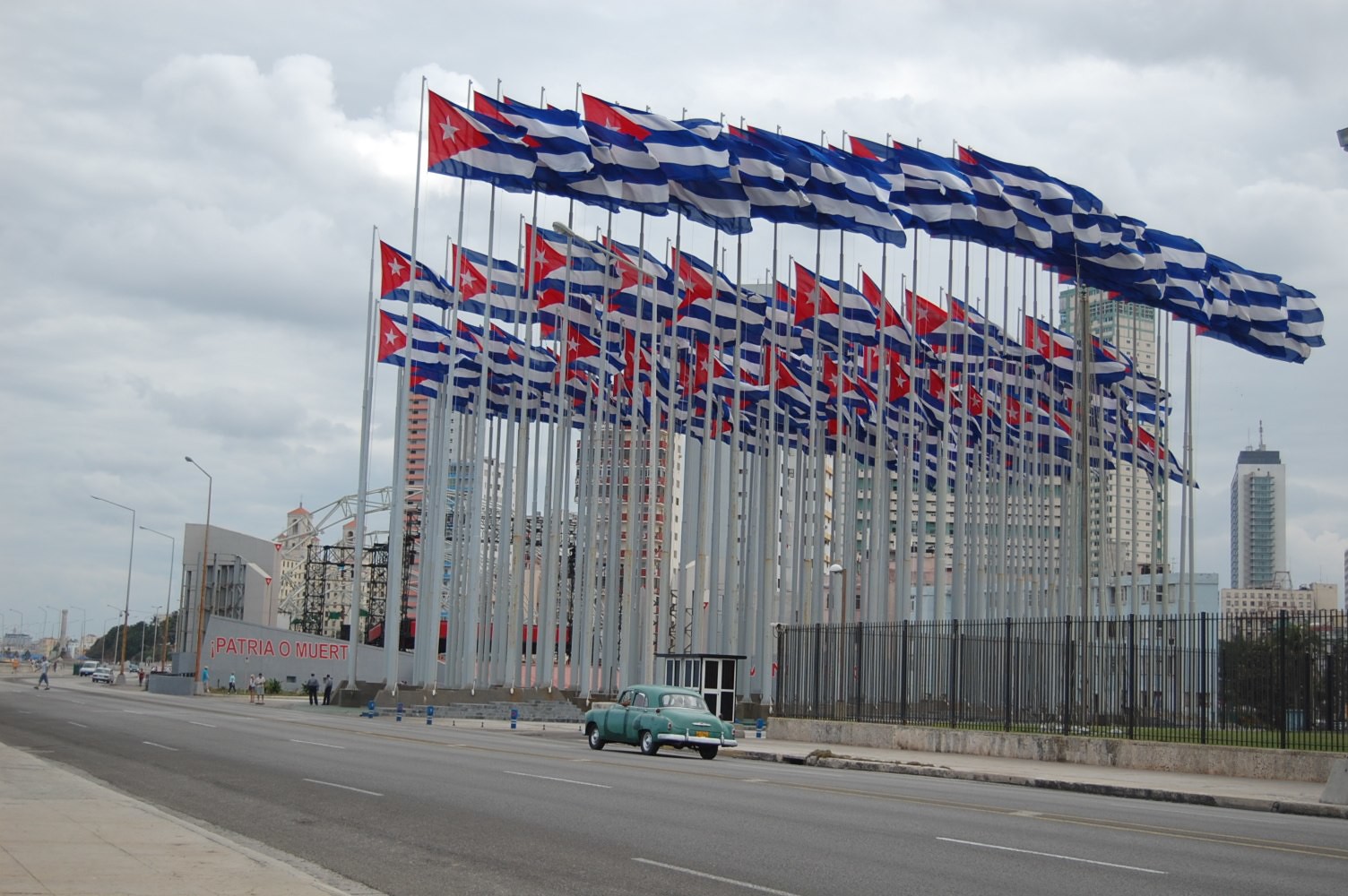 Monte de las Banderas, un monumento contra el imperialismo instalado en La Habana, irónicamente al lado de la Embajada de los Estados Unidos. Foto: Flickr / Sergio Carreira