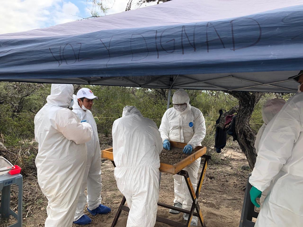 Personeros de la Comisión Nacional de Búsqueda de México examinan un terreno en la localidad de San Luís Potosí en busca de indicios de personas desaparecidas. Foto: Twitter / Busqueda_MX