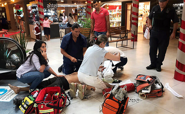 Detenido en el Shopping de Paysandú es atendido por la emergencia médica / Foto: El Telégrafo