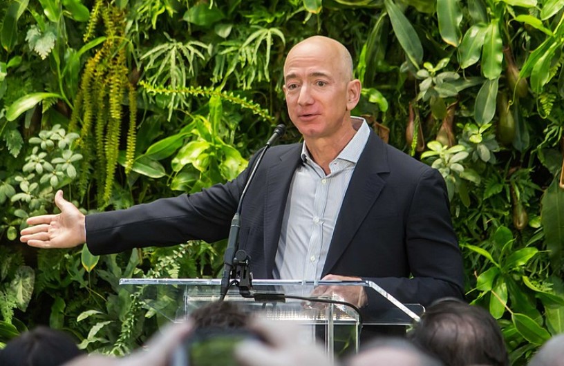 Jeff Bezos, fundador de Amazon, es el hombre más rico del mundo con una fortuna de 125 mil millones de dólares. Foto: Wikimedia Commons 