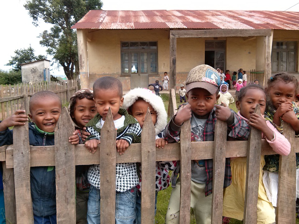 Niños asisten a un jardín de infantes en Madagascar, un país en el que más del 75% de las personas viven bajo la línea de pobreza. Foto: Pixabay
