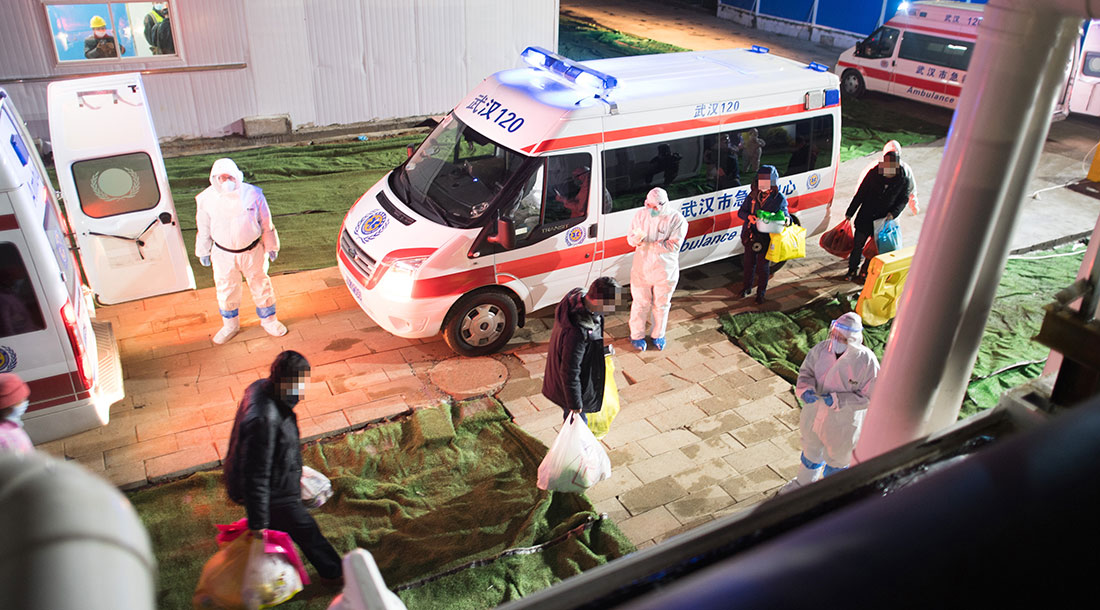 Imagen del momento en que el hospital Wuhan Lei Shenshan, construido en apenas 10 días, ingresó en el primer grupo de pacientes. Foto: gobierno de China