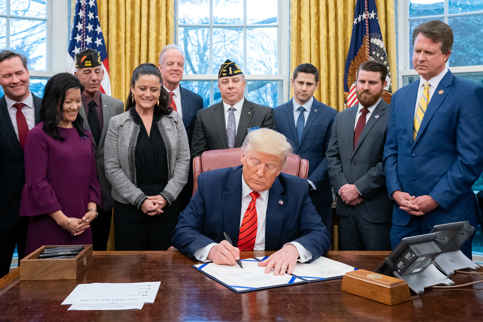 Donald Trump firma un decreto en su despacho en la Casa Blanca. Foto: Flickr / The White House