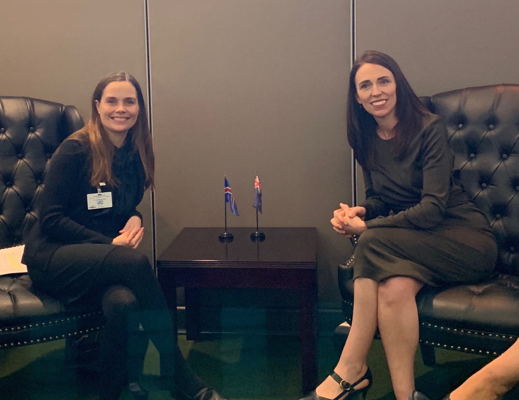A la izquierda, la primera ministra islandesa Katrin Jakobsdottir, junto a su par neozelandesa Jacinda Ardern. Foto: Twitter / Katrin Jakobsdottir