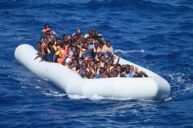 Migrantes africanos llegando en un bote inflable al mediterráneo. Foto: Wikimedia Commons 