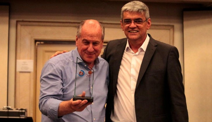 El ministro de Trabajo, Ernesto Murro, recibe reconocimiento de la Confederación Sindical de Trabajadores de las Américas.