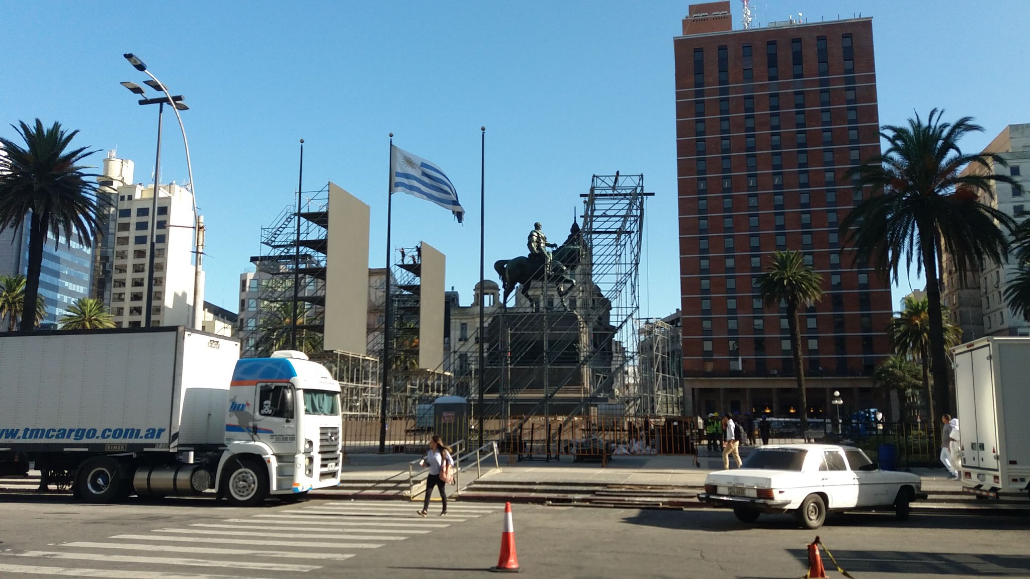 La Plaza Independencia se prepara para el traspaso de mando. Foto: Twitter / César Groba