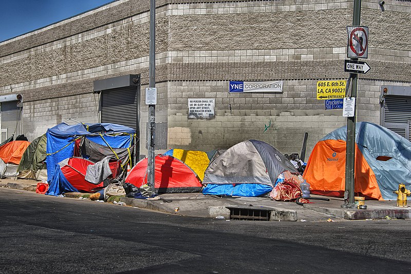 Decenas de tiendas de acampar acaparan veredas en Los Ángeles, California, donde la crisis de indigencia está fuera de control. Foto: Wikimedia Commons