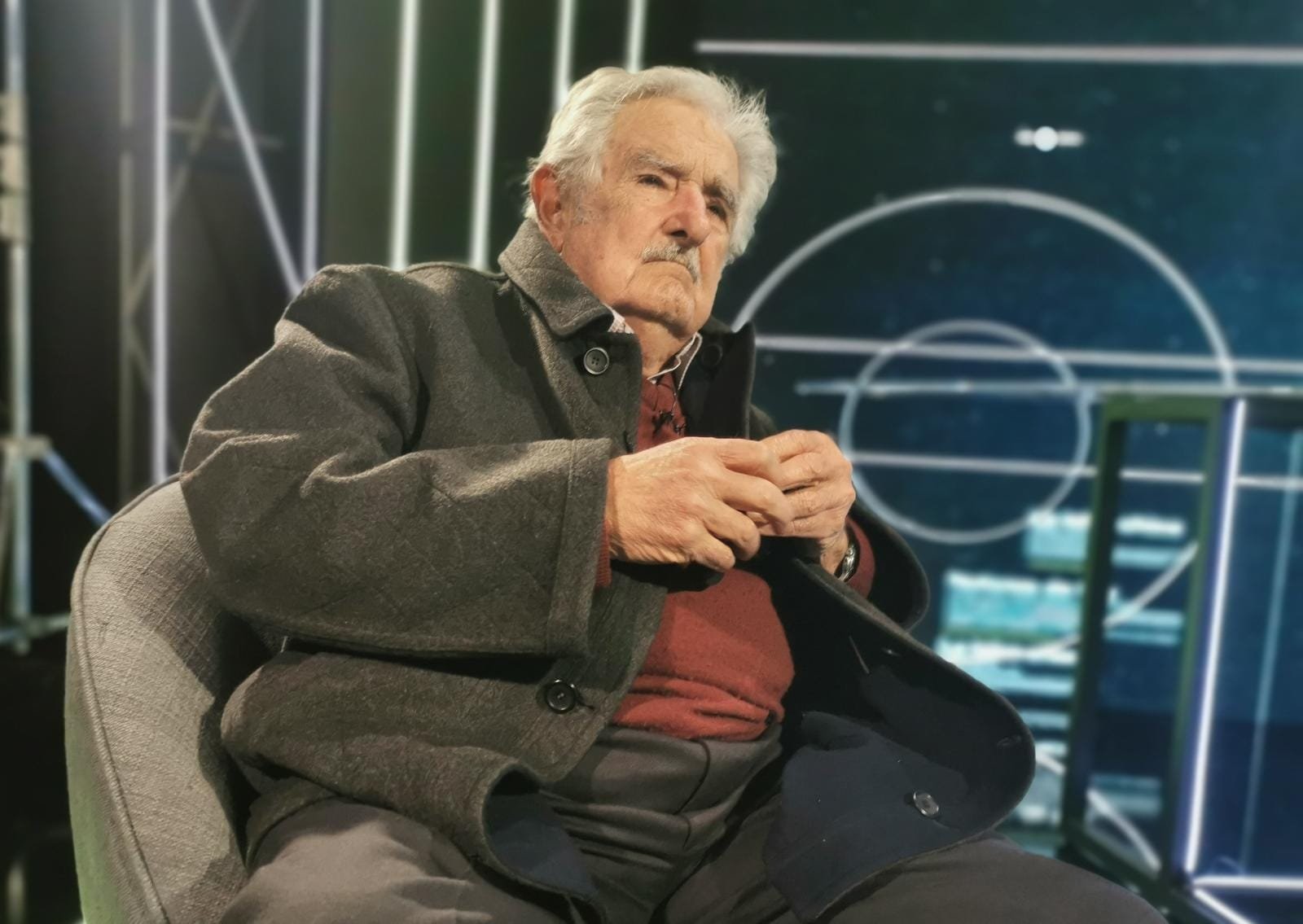 Imagen de octubre de 2020, cuando el invitado en "La Letra Chica" fue el expresidente de la República, José Mujica. Foto: Twitter / LaLetraChica