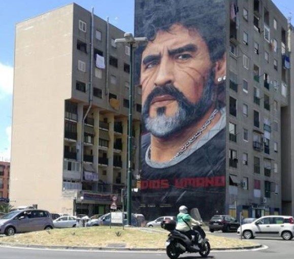 Mural con la cara de Diego Armando Maradona en Nápoles, ciudad que lo acogió como ciudadano ilustra adoptado. Foto: Wikimedia Commons