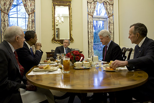 Obama, Bush y Clinton compartiendo en un comedor de la Casa Blanca. Foto de archivo: Wikimedia Commons