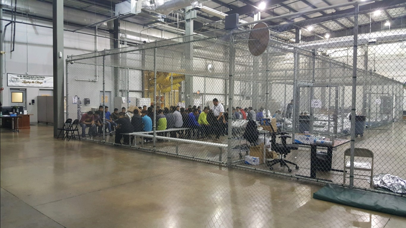 La administración Trump encerraba a los inmigrantes que entraron sin permiso en esta jaulas repartidas por toda la frontera sur (imagen de junio de 2018 tomada en McAlle, Texas). Foto: Wikimedia Commons
