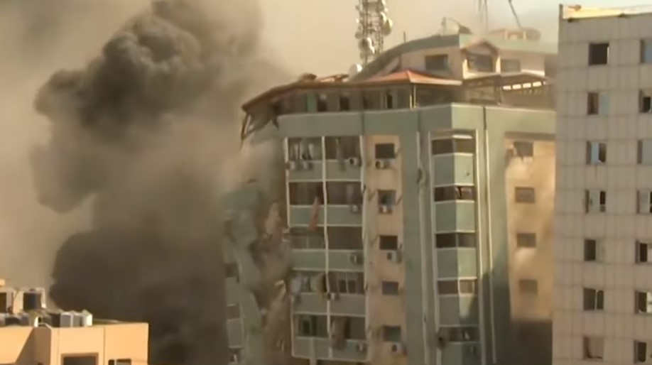 Momento del ataque de misiles israelíes a un edificio con oficinas de medios internacionales y residencias privadas en territorio palestino. Imagen cortesía de Al Jazeera