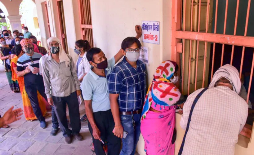 Indios esperaban el miércoles en fila para recibir una vacuna contra el COVID-19 en Nueva Delhi. Foto cortesía de NDTV India