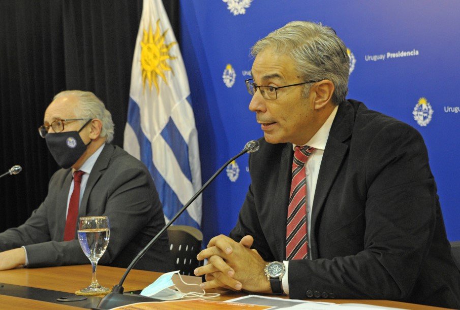 Pablo da Silveria (izq), ministro del MEC, y Robert SIlva, presidente del CODICEN. Foto: Presidencia de la República