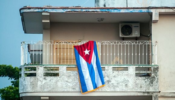 Bandera cubana en portal de vivienda del municipio de Diez de Octubre, en La Habana. Foto: Abel Padrón Padilla / Cubadebate