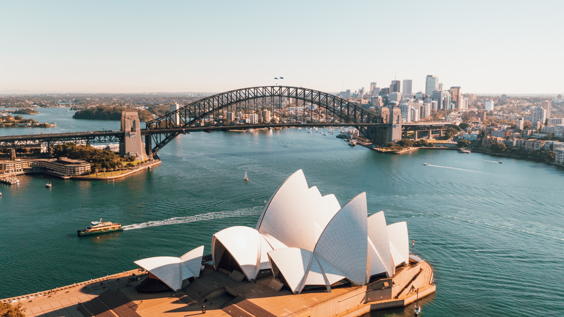 La Ópera de Sidney en la bahía de la ciudad homónima. Foto: UNsplash / Caleb Russell