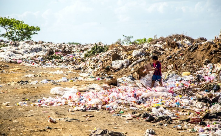 Un niño busca alimento en un vertedero de basura en Nicaragua, en una imagen de archivo. Foto: UNsplash / Hermes Rivera