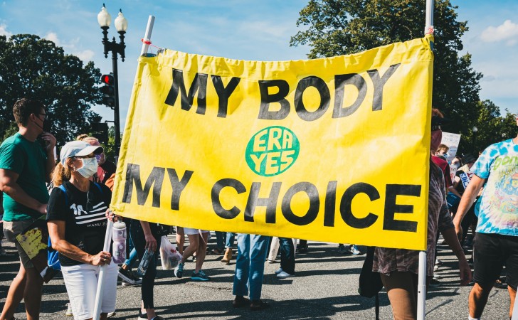 “Mi cuerpo, mi decisión”, dice una pancarta en una manifestación en Washington D.C. en octubre de 2021. Foto: UNsplash / Gayatri Malhotra