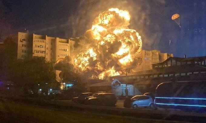 Momento en que el avión impactó el edificio. Se puede ver a la derecha a uno de los tripulantes que se eyectó a tiempo.