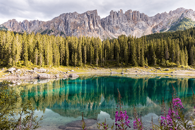 Lake of Carezza, Carezza, Nova Levante, Italy. Imagen de Riccardo Chiarini en Unsplash
