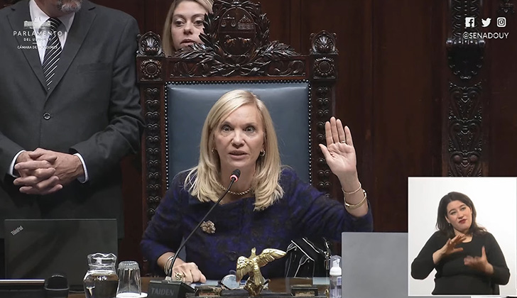 Beatriz Argimón también levantó la mando para votar a favor del desafuero de Gustavo Penadés.