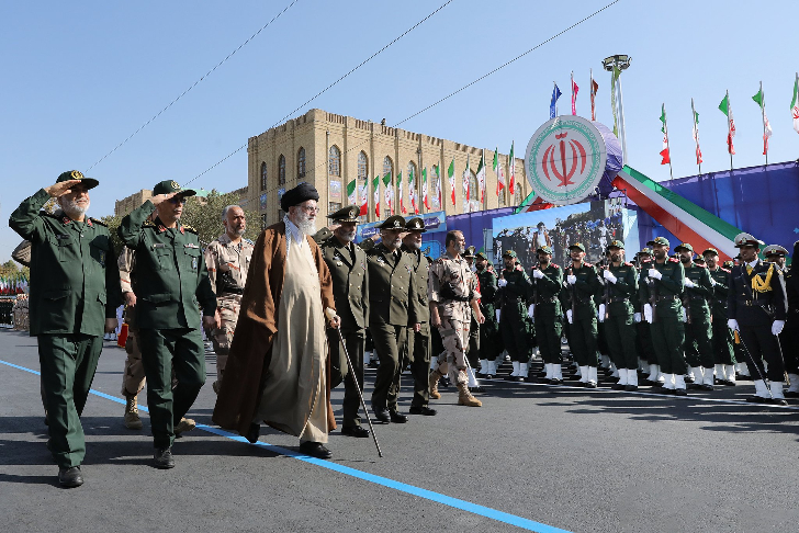 Ali Khamenei, líder supremo de Irán, camina rodeado de militares en una graduación de los cadetes que estudian en las academias de las Fuerzas Armadas iraníes. Foto: Gobierno de Irán