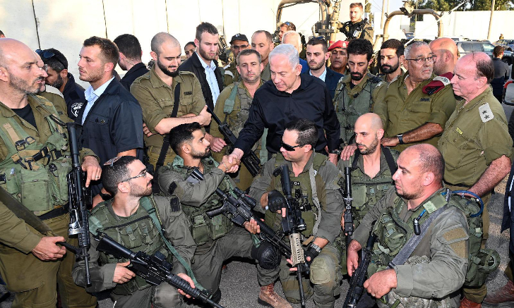 A pesar de la bajísima popularidad con la que goza, Netanyahu se rodea de militares en sus fotografías para dar una señal de liderazgo. Foto: X/Twitter - Netanyahu