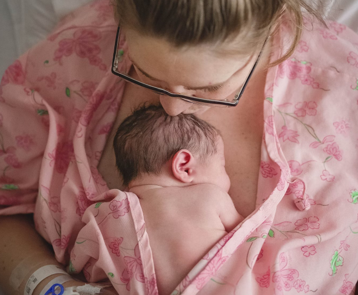 Las ventajas del contacto piel con piel para bebés neonatos. 