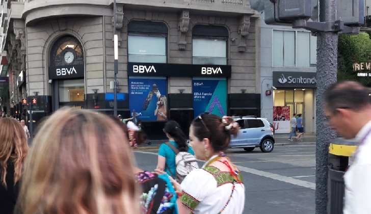 Una sede del BBVA y una del Santander en la esquina de 9 de Julio y Corrientes, Buenos Aires.
