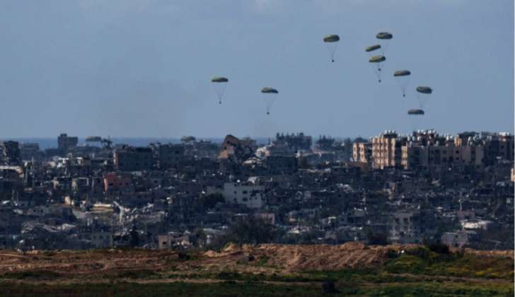 La artillería israelí estacionada al este del barrio de Shuja'iya en la ciudad de Gaza lanzó hoy una andanada de ataques aéreos contra un grupo de civiles que esperaban ayuda humanitaria. Foto cortesía de la agencia de noticias palestina Wafa