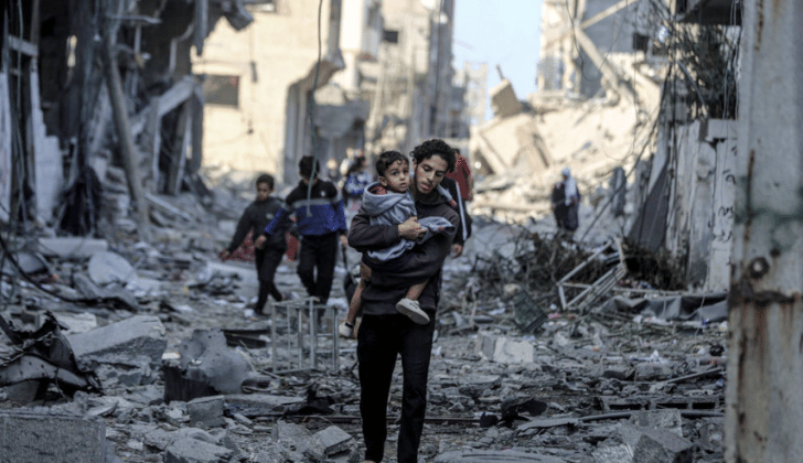Las fuerzas de ocupación israelíes cometieron cuatro masacres contra familias en la Franja de Gaza durante las últimas 24 horas, lo que resultó en la muerte documentada de al menos 38 palestinos y heridas a otros 71, según informes médicos. Foto de la agencia de noticias palestina WAFA