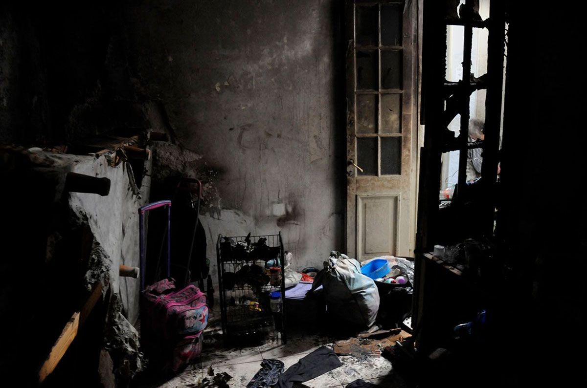 Así quedó la habitación de las cuatro mujeres atacadas en el crimen lesbofóbico en Buenos Aires. Foto cortesía de la Agencia Presentes