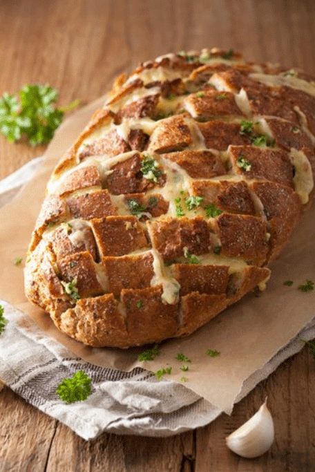 Pan laminado con ajo, espcecias y queso. Exquisito, ideal para una picada gourmet.