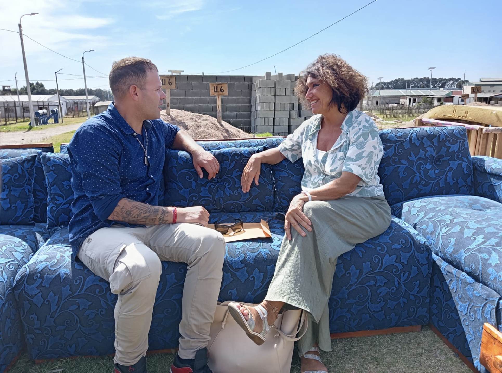 La directora de cine Beatríz Flores Silva con Rodrigo González Mattiauda en la cárcel de Punta Rieles.