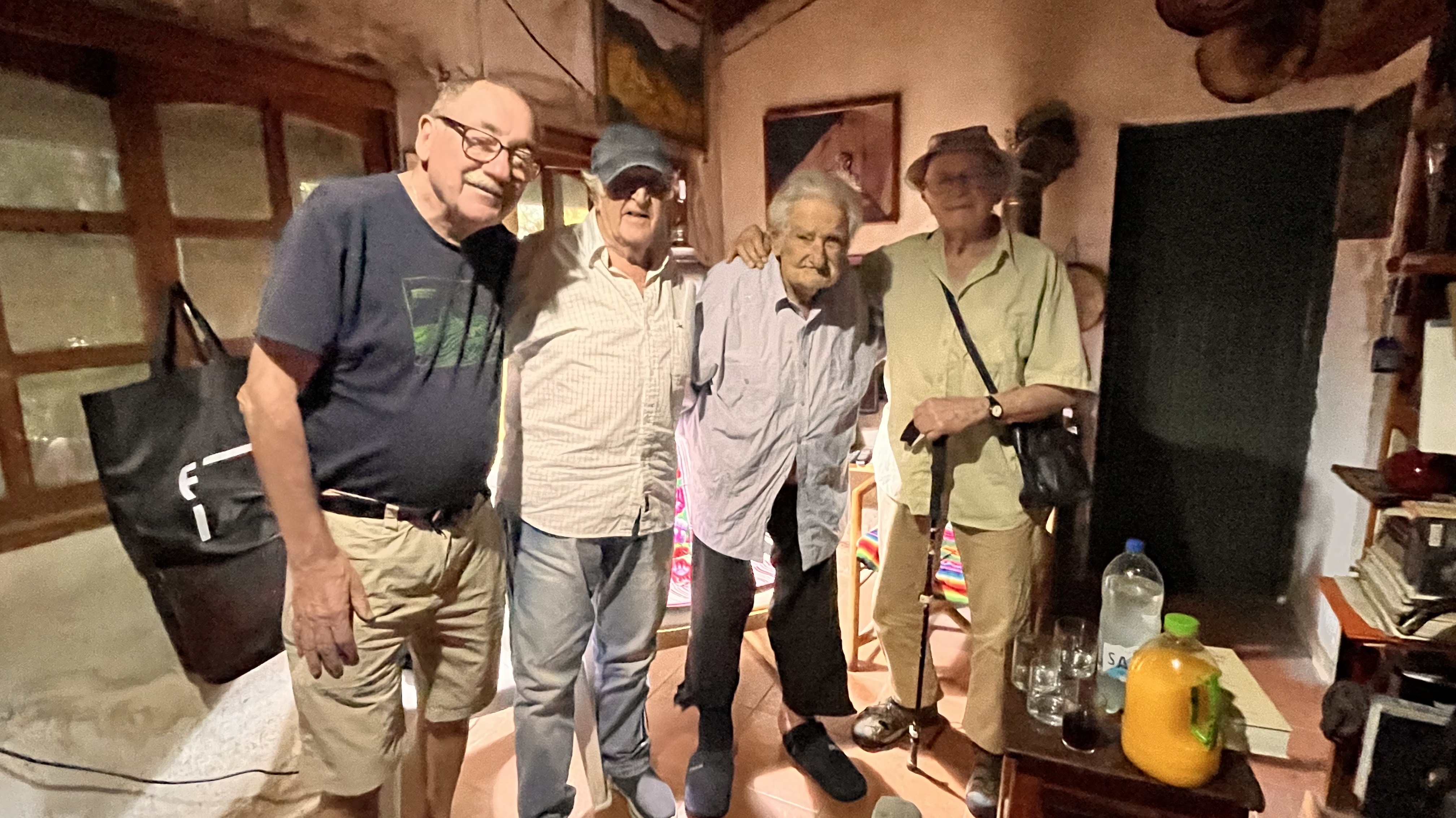 Henry Engler, Mauricio Rosencof, Pepe Mujica y Jorge Manera en la chacra de Pepe Mujica y Lucía Topolansky.