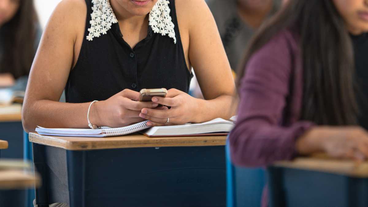 Prohibición de celulares en escuelas: ¿una medida efectiva?