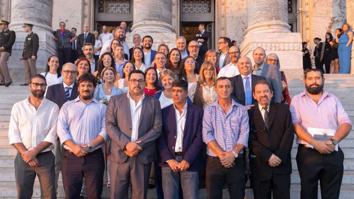 El nuevo Parlamento de Uruguay ha sido conformado, marcando el regreso del Frente Amplio al poder, con Alejandro Sánchez y Sebastián Valdomir en las presidencias de las Cámaras