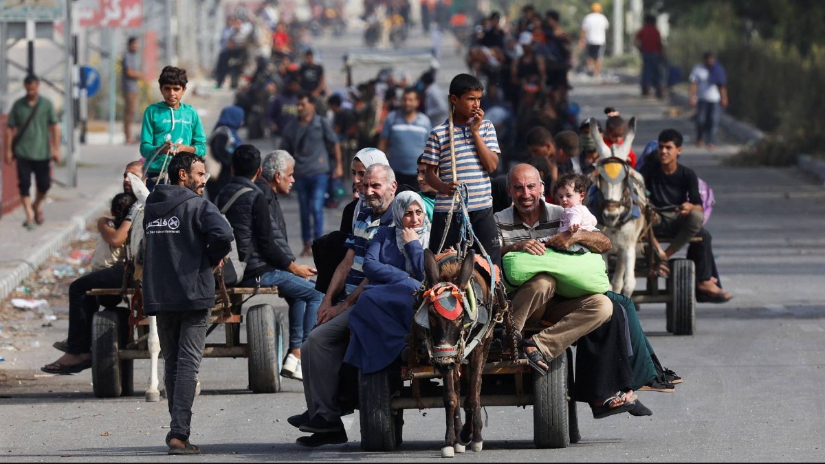 La orden de evacuación emitida por Israel ha provocado un éxodo masivo, dejando a miles de palestinos buscando refugio en condiciones críticas.