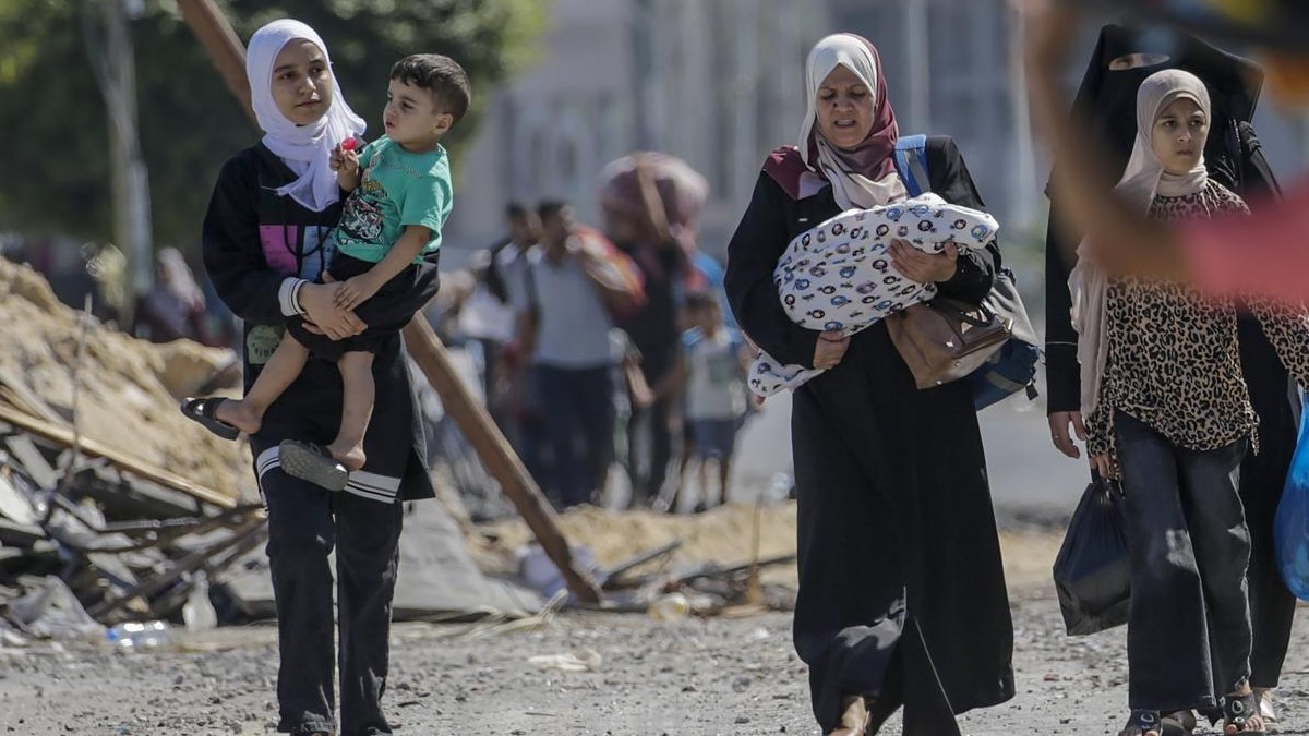 La presión sobre los residentes de Gaza para evacuar sus hogares aumenta, mientras la comunidad internacional observa con preocupación la crisis humanitaria.