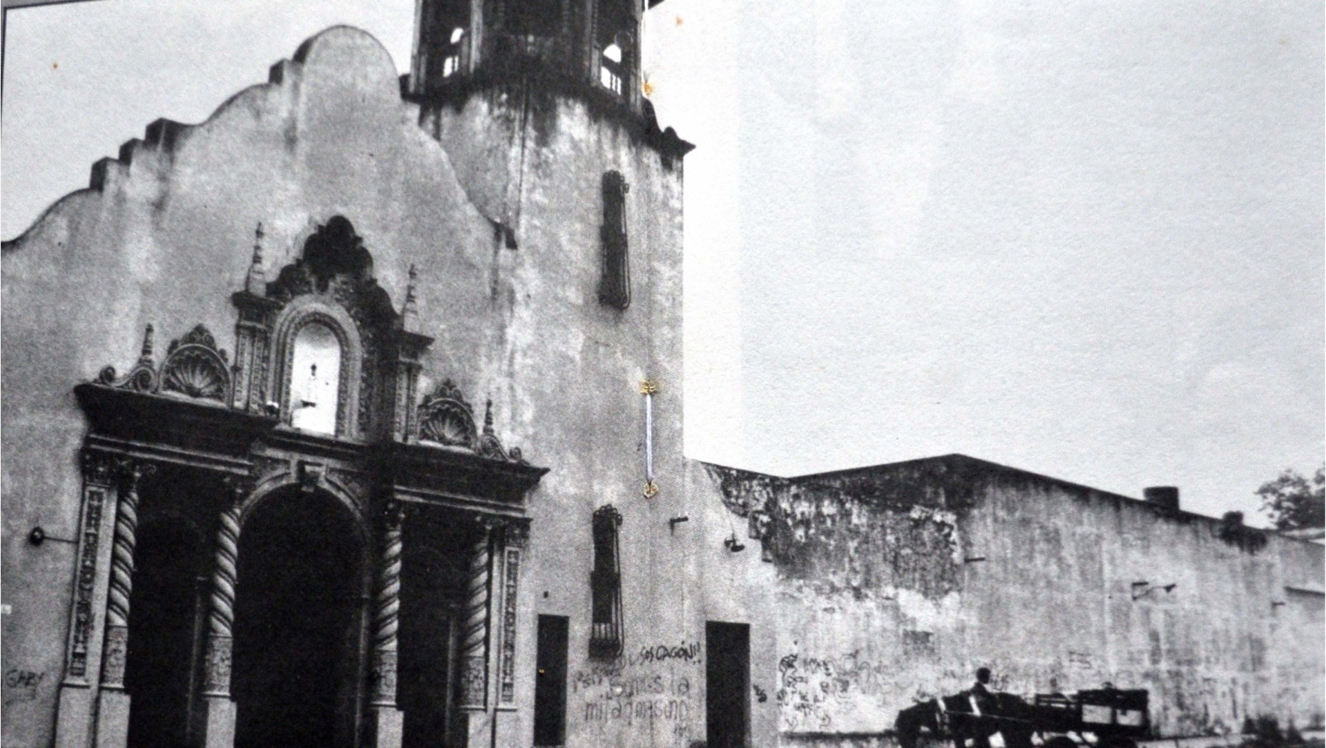 Fachada de la iglesia y parte de la cárcel en 1970.
