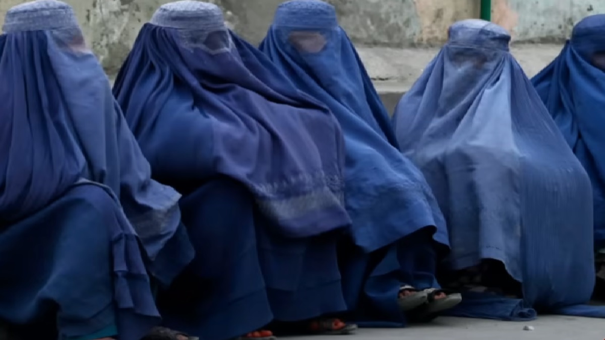 Las mujeres afganas enfrentan un régimen autoritario que restringe sus derechos fundamentales, afectando su educación, empleo y vida social.