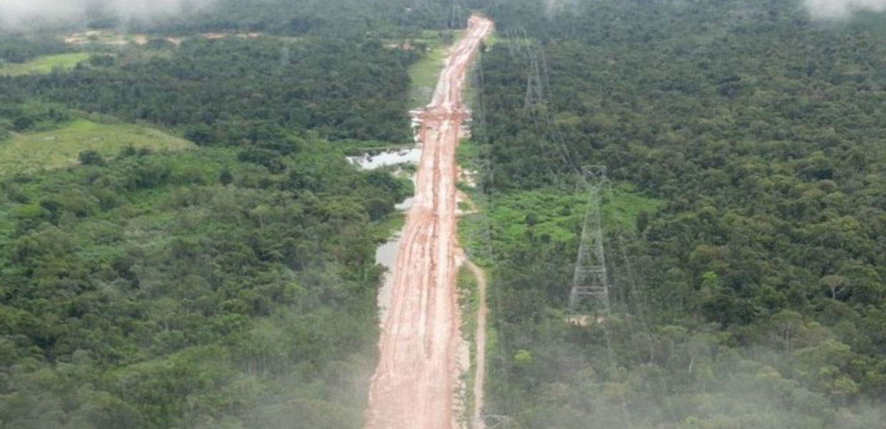 Imagen de la inmensa carretera que se esta construyendo en el medio de una zona protegida del Amazonas.