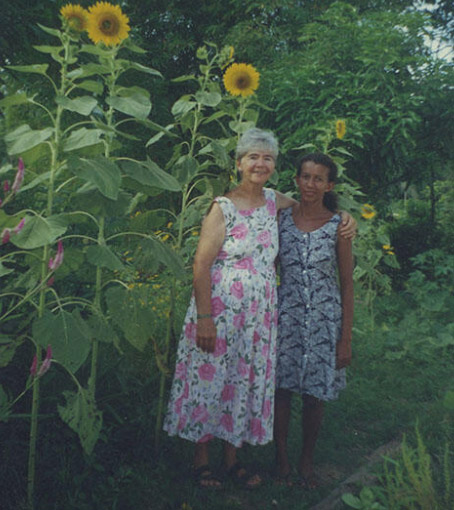 En la derecha, Dorothy Stang junto a una colega en Brasil. Foto de archivo www.sndohio.org/sister-dorothy