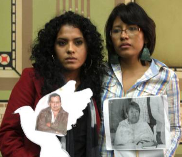 Victoria Bautista, hija de Marcial Bautista y Coral Rojas, hija de Eva Alarcón, durante una rueda de prensa.