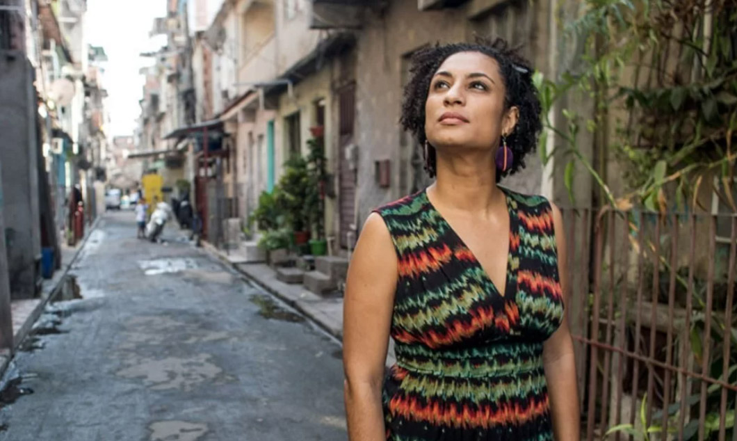 Marielle, graduada en Ciencias Sociales por la PUC-Río y con una maestría en Administración Pública de la Universidad Federal Fluminense (UFF), se destacó por su intensa labor en defensa de los derechos humanos. Su compromiso con la lucha contra la violencia en las favelas se intensificó tras la trágica muerte de una amiga, quien fue víctima de una bala perdida durante un tiroteo entre la policía y narcotraficantes en el Complejo de la Maré, el barrio que la vio nacer y crecer.