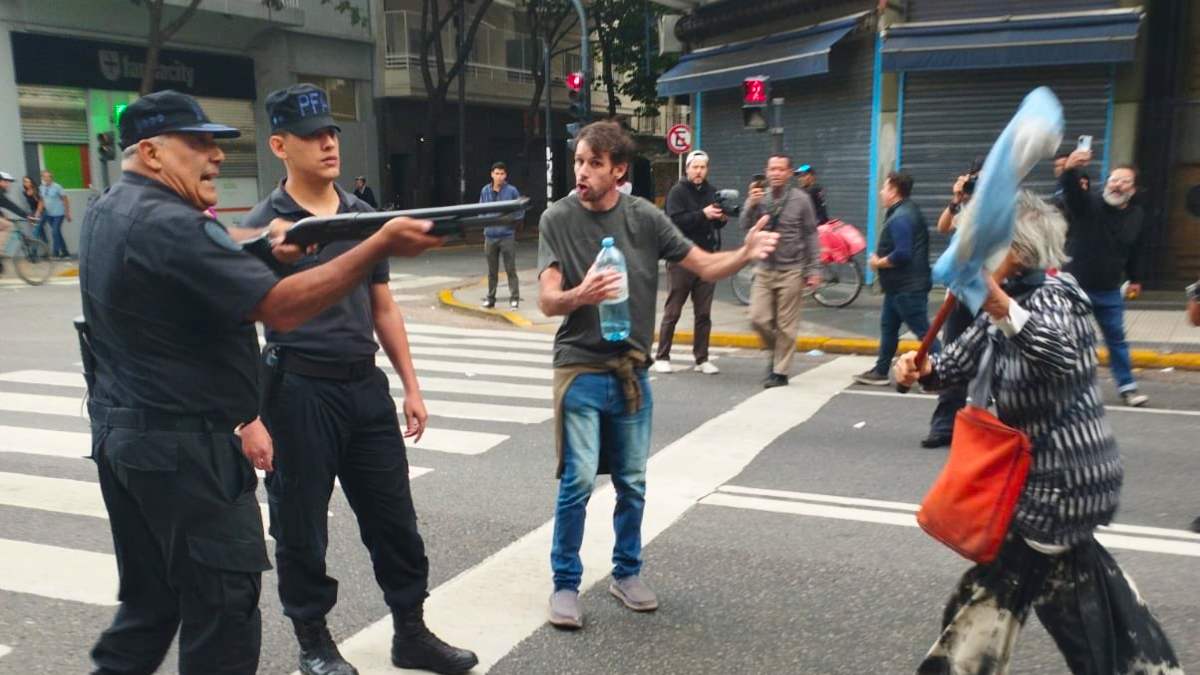 Un policía apunta directamente a una adulta mayor que protestaba pidiendo un jubilación digna (12 de marzo de 2025, Buenos Aires)