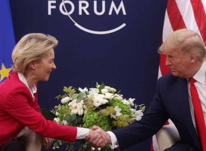 Ursula Von Der Leyen estrechando la mano con Donald Trump durante el World Economic Forum.