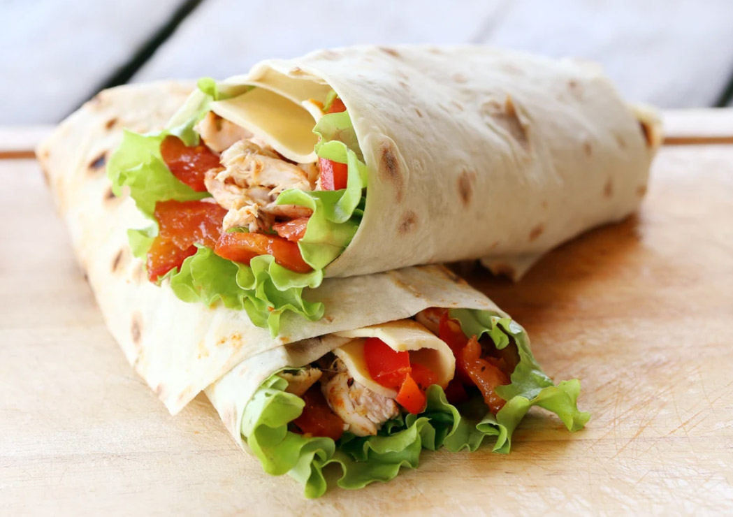El wrap de pollo o cualquier relleno siempre es una buena opción baja en harinas y alta en proteínas y minerales que aportan las verduras.