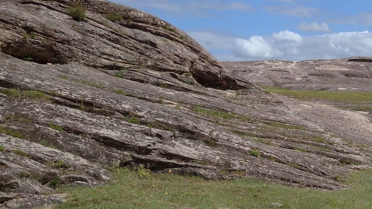 Las dunas fósiles son dunas antiguas que se han consolidado y fosilizado. Se forman cuando la arena se cementa por minerales naturales.